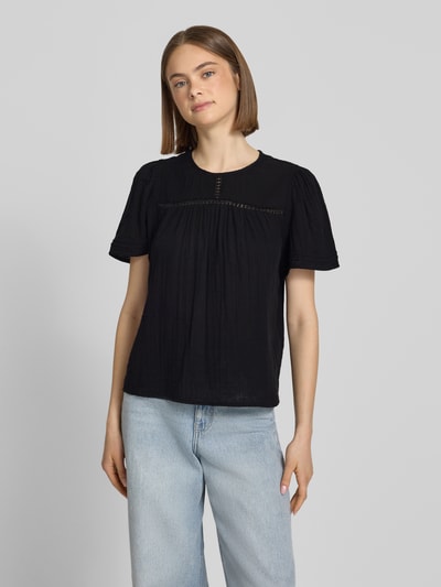 Frauenmodel trägt Relaxed Fit Bluse aus reiner Baumwolle Modell 'SIKKA' von Pieces, Optik: Unifarben, Musselin, Ganzkörperansicht von vorne.