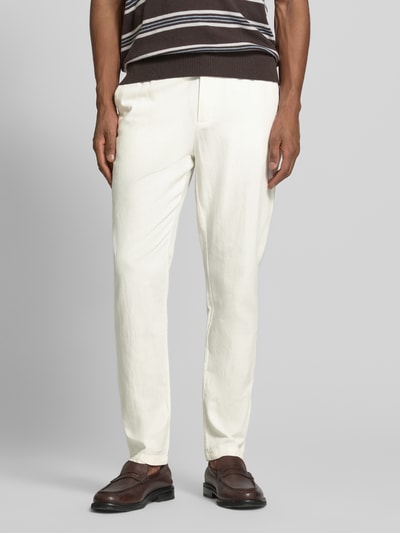 Männermodel trägt Jogpants aus Baumwoll-Leinen-Mix mit elastischem Bund von Scotch & Soda, Regular-Fit, creme, Nahaufnahme Unterkörper. Bundweite 42 cm, Innenbeinlänge 76 cm, Tunnelzug.