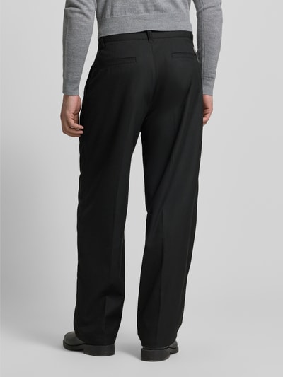 Männermodel trägt Weite Hose mit Viskose-Anteil Modell 'RIKO261' van HUGO, regular fit, effen zwart, label patch, riemlussen, klephaaksluiting, knoop, blinde ritssluiting, steekzakken, faux achterzakken. Ganzkörperansicht Rückansicht.