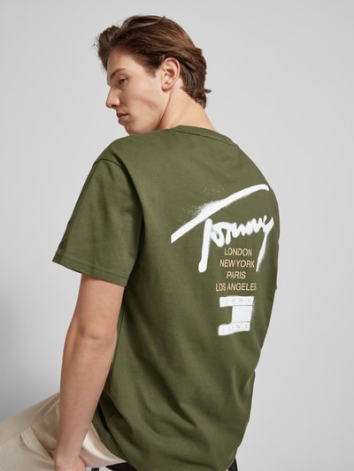 Tommy Jeans T-shirt o kroju Regular Fit z nadrukiem z logo Oliwkowy 3