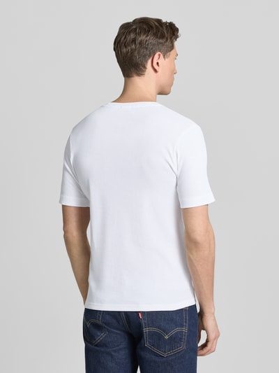 Männermodel trägt weißes Herren T-Shirt aus reiner Baumwolle, Slim-Fit, Modell 'ENIL' von Drykorn, Rückenlänge 66 cm, Ganzkörperansicht Rückansicht.