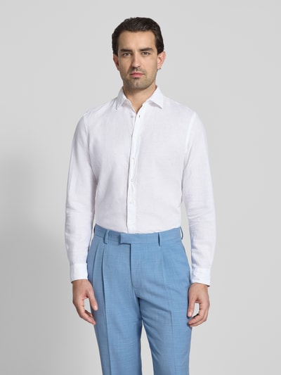 Männermodel trägt weißes Regular Fit Freizeithemd aus Leinen-Mix von Jake*s, Kentkragen, Knopfleiste, Ganzkörperansicht von vorne.