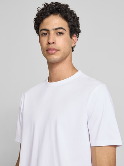 Männermodel trägt Regular Fit T-Shirt-Set aus Baumwoll-Mix Modell 'NAOLO' von HUGO, Optik: Unifarben, Nahaufnahme Oberkörper.