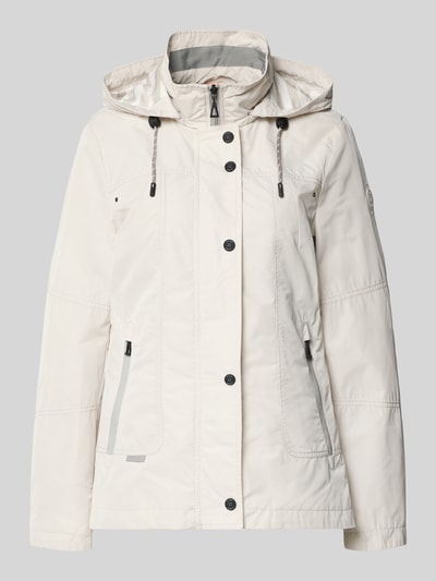 Produktfoto, Weather Protection Jack mit Reißverschlusstaschen von Gil Bret, helle Damenjacke mit Kapuze, Knopfleiste, Reißverschlüssen, glatte Oberfläche, Regular Fit, sichtbare Reißverschlusstaschen, 66 cm Rückenlänge, 40 cm Schulterbreite, 48 cm Brustweite, 63 cm Ärmellänge