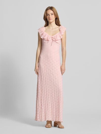 Frauenmodel trägt Midikleid mit Spitze und Schleifen-Detail von Gina Tricot in Rosé, herzförmiger Ausschnitt, Volants, Ganzkörperansicht von vorne.