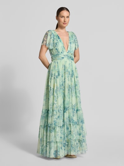 Frauenmodel trägt Regular Fit Abendkleid mit Rüschenbesatz von LACE & BEADS in floraler Mesh-Optik, Kurzärmelig, V-Ausschnitt, taillierter Passform, Allover-Print, Ganzkörperansicht von vorne.
