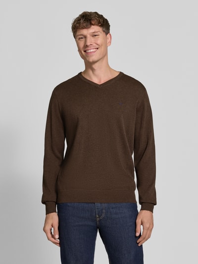 Männermodel trägt Strickpullover mit Label-Strickerei von Fynch-Hatton in Braun, reine Baumwolle, gerader Schnitt, Ganzkörperansicht von vorne.