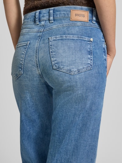 Frauenmodel trägt Jeans-Culotte aus Baumwoll-Mix Modell 'Lara' von Angels, hellblauer Denim mit 5-Pocket-Design, Detailaufnahme Rückansicht. Damenjeans aus Baumwoll-Elasthan-Mix, Straight Fit, fixierte Beinumschläge, 7/8-Länge.