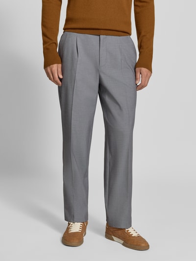 Männermodel trägt graue Straight Fit Hose mit Viskose-Anteil von MCNEAL, sichtbare Bundfalten, Nahaufnahme Vorderansicht.