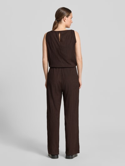 Modelka kobieca nosi Relaxed Fit Jumpsuit mit Strukturmuster Modell 'Mefiza' od OPUS w kolorze ciemnobrązowym, tkanina strukturalna, widok całej sylwetki z tyłu, długość pleców w rozmiarze 36: 48 cm, szerokość w rozmiarze 36: 46 cm, całkowita długość w rozmiarze 36: 155 cm, długość nogawki wewnętrznej w rozmiarze 36: 77 cm