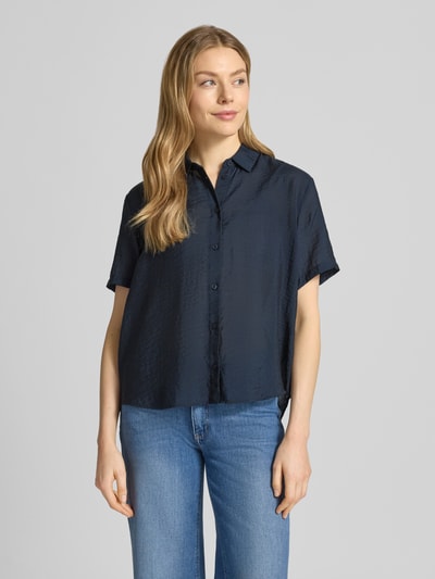 Frauenmodel trägt Relaxed Fit Bluse aus Modal-Mix mit Seiden-Anteil Modell 'MINA' von Samsøe Samsøe, Halbarm, dunkelblau, strukturierte Oberfläche, Ganzkörperansicht von vorne, Damen Bluse, Hemdblusenkragen, Rückenlänge 62 cm, Ärmellänge 21 cm.