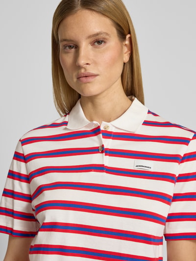 Vrouwenmodel draagt Loose Fit Poloshirt uit pure katoen model 'STRIPE POLO' van Armedangels, meerkleurig gestreept, fijnrib, Nahaufnahme bovenlichaam.