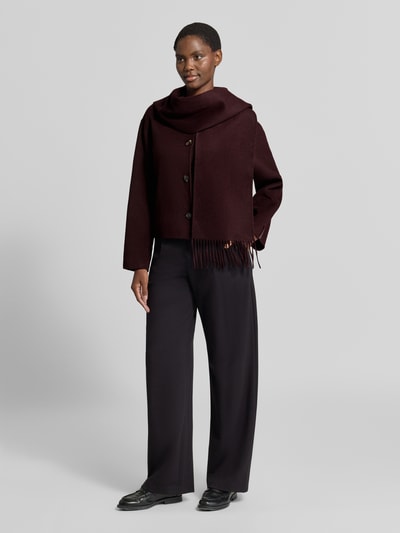 Vrouwenmodel draagt Jacke aus Woll-Mix met Schal van comma, bordeauxrood, recht model, ronde hals, knoopsluiting, met viscose, zacht oppervlak, Ganzkörperaanzicht van voren. Ruglengte maat S: 50 cm, schouderbreedte: 46 cm, borstwijdte: 55 cm, mouwlengte: 57 cm.