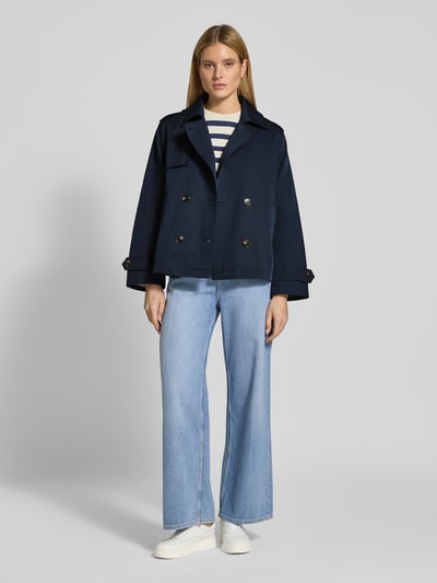 Frauenmodel trägt Trenchcoat in kurzem Design mit Baumwoll-Anteil von Jake*s Casual in Dunkelblau, gerade Passform, Ganzkörperansicht von vorne.