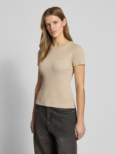 Frauenmodel trägt Slim Fit T-Shirt mit Logo-Stitching von G-Star Raw in Beige, Rib-Optik, elastischer Baumwoll-Mix, Nahaufnahme Oberkörper.