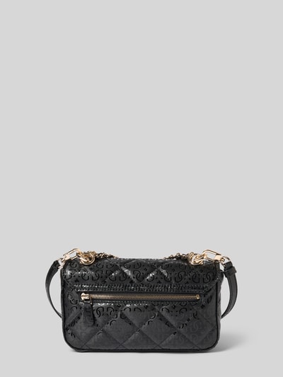 Produktfoto, schwarze Umhängetasche mit Label-Applikation Modell 'LIBBY' von Guess, Ketten-Detail, Hauptfach mit Magnetverschluss, strukturierte Oberfläche, Maße: 24 x 14 x 6 cm, Schulterriemen 114 cm.