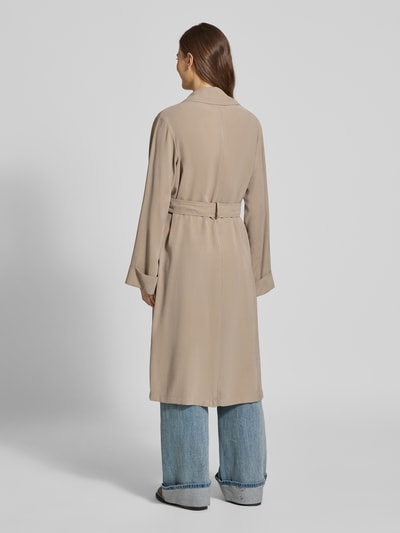 Frauenmodel trägt Trenchcoat aus Viskose-Mix mit Bindegürtel von Jake*s Casual in Beige, Relaxed-Fit, Rückenlänge 113 cm, Ganzkörperansicht Rückansicht.