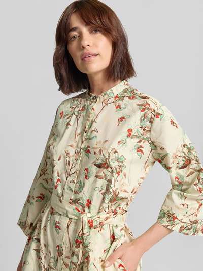 Frauenmodel trägt Hemdblusenkleid im Allover-Look mit Bindegürtel von Fynch-Hatton, florales Muster, 3/4-Arm, Nahaufnahme Oberkörper.