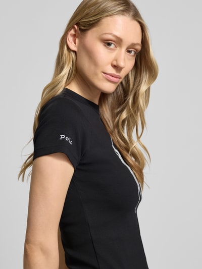 Vrouwenmodel draagt Slim Fit T-shirt uit katoenmix van Polo Ralph Lauren, look: effen kleuren, logoprint, ronde hals, korte mouw, ribjersey, detailopname bovenlichaam