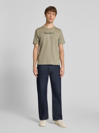 Mannenmodel draagt Regular Fit T-shirt uit puur katoen model 'EGGO' van Pepe Jeans, look: effen, labelprint, ronde hals, korte mouw, jersey materiaalverwerking, voorkant volledige lichaamsopname.