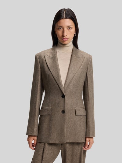 Frauenmodel trägt Slim Fit Longblazer aus Viskose-Mix Modell 'Jonahsa' von BOSS in Beige mit feiner Textur, Ganzkörperansicht von vorne, Damen Longblazer von BOSS.