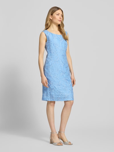 Frauenmodel trägt Knielanges Etuikleid mit Stitchings von WHITE LABEL in Hellblau, Gerader-Schnitt, Rundhalsausschnitt, Ganzkörperansicht von vorne. Rückenlänge bei Größe 36: 99 cm, Brustweite bei Größe 36: 42 cm.