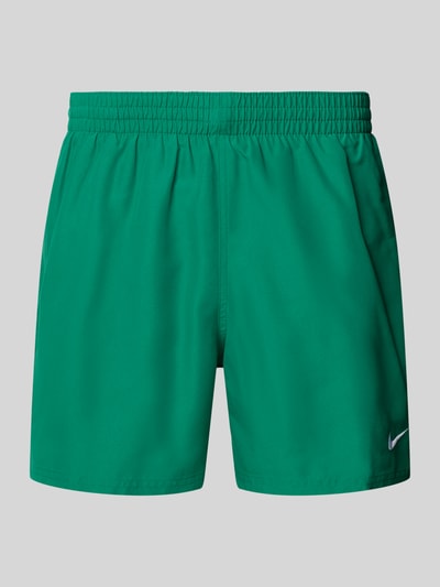 Produktfoto, Badeshorts mit Logo-Stitching und Eingrifftaschen von Nike in kräftigem Grün, Relaxed-Fit, Elastikbund, glatte Struktur