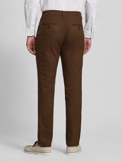 Mannenmodel draagt Regular Fit Leinenhose met logo-stitching model 'Denton' van Tommy Hilfiger, linnenmix, effen kleuren, boord, steekzakken, achterzakken, riemlussen, knoop- en ritssluiting, geheel bruine look, achteraanzicht volledige lichaamsopname.