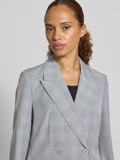 Frauenmodel trägt Regular Fit Kurzblazer mit Viskose-Anteil von Jake*s Collection in hellem Grau mit feinem Karomuster, Nahaufnahme Oberkörper.