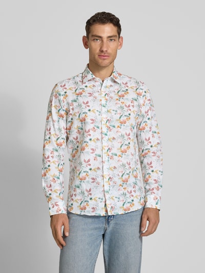 Męski model nosi Slim Fit Business-Hemd aus Leinen-Mix mit Kentkragen od Jake*s, kolorowy wzór allover, krój slim fit, bawełna i len, długość tyłu w rozmiarze M: 76 cm, szerokość ramion w rozmiarze M: 46 cm, długość rękawa w rozmiarze M: 65 cm, widok całej sylwetki od przodu.