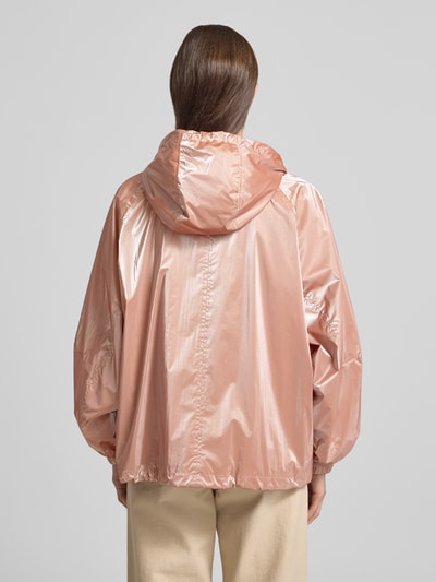 Vrouwenmodel draagt Jacke im Metallic-Look mit Pattentaschen van Jake*s Casual, regular fit, metallic, capuchon met tunnelkoord, klepzakken, ritssluiting, ruglengte maat 36: 28 cm, schouderbreedte maat 36: 18 cm, borstwijdte maat 36: 24 cm, mouwlengte maat 36: 24 cm, glanzend roze, Ganzkörperansicht rugaanzicht.