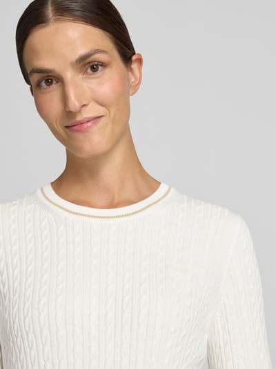 Frauenmodel trägt weißen Slim Fit Pullover aus Baumwoll-Mix von Lacoste, dezentes Strickmuster, Nahaufnahme Oberkörper, Damen Pullover von Lacoste.