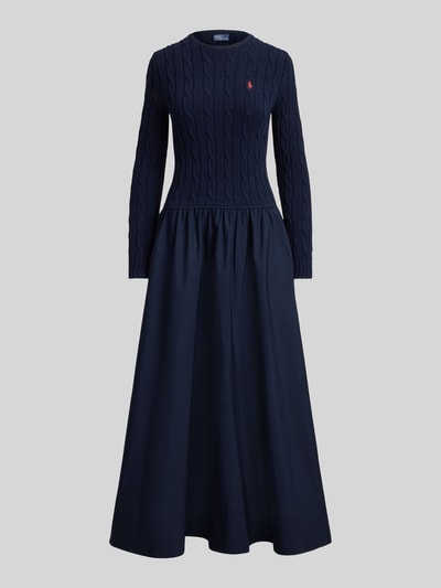 Vrouwenmodel draagt Ausgestelltes Strickkleid aus Woll-Mix mit Kaschmir-Anteil van Polo Ralph Lauren, donkerblauw, kabelpatroon, maxi, unicolor, geribbelde manchetten, ronde hals, zij-ingestoken zakken, gebreide wolmix, logo-stitching, volledige lichaamsvoorzijde.