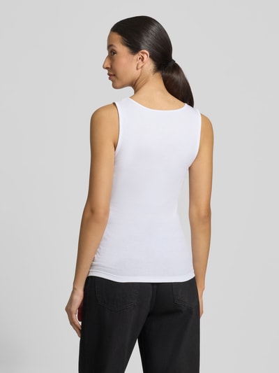Frauenmodel trägt Slim Fit Top mit Logo-Print von GAP aus elastischem Baumwoll-Mix in Weiß, schwarze Hose, Ganzkörperansicht Rückansicht.