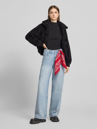Frauenmodel trägt Jeans mit 5-Pocket-Design Modell 'TOKYO' von JJXX aus Baumwoll-Mix, lockerer Schnitt, hellblau, Ganzkörperansicht von vorne.