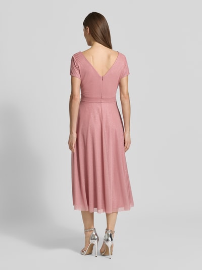 Vrouwenmodel draagt glanzende Schimmerndes Cocktailkleid met V-hals van Vera Mont in roze tule, A-lijn midi-jurk, ruglengte maat 36: 100 cm, borstwijdte maat 36: 42 cm, glanzende textuur, volledige achterkantaanzicht.