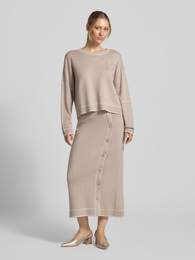 Frauenmodel trägt Midirock aus Viskose-Mix mit Seide-Anteil Modell 'Gonna Maglia' von Liu Jo in Beige, Strick-Optik, Ganzkörperansicht von vorne.