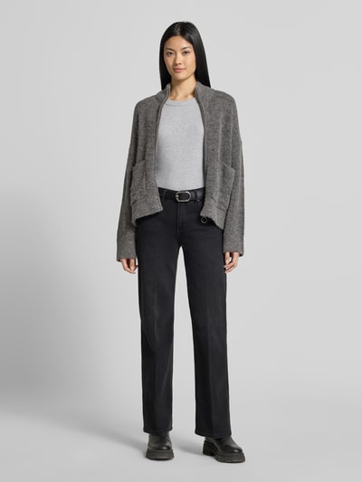 Vrouwenmodel draagt zwarte Wide Fit Jeans uit katoenmix Model 'Carie' van someday, 5-pocketmodel, knoop- en ritssluiting, Ganzkörperansicht van voren.