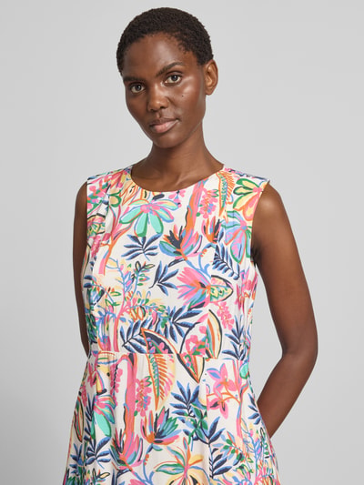 Frauenmodel trägt Relaxed Fit Midikleid mit floralem Allover-Print von Milano Italy, bunte Farben, Rundhalsausschnitt, ärmellos, Nahaufnahme Oberkörper.