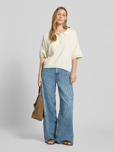 Vrouwenmodel draagt Wide Leg Jeans im Allover-Look model 'FLARE' van Liu Jo White van puur katoen, blue, all-over look, wide leg, bandwijdte maat 27: 39 cm, binnenbeenlengte maat 27: 80 cm, full-body vooraanzicht.