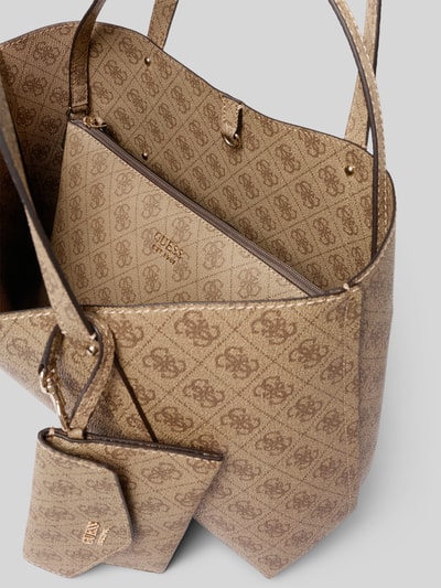 Produktfoto, Handtasche mit Label-Applikation Modell 'BRENTON TOTE' von Guess, Hauptfach mit Hakenverschluss, inkl. Etui und Umhängetasche, Tragehenkel, beige gemustertes Material, Maße: Breite 43 cm, Länge 28 cm, Tiefe 13 cm, Schulterriemen 59 cm.