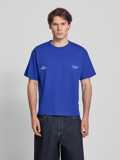Męski model nosi Regular Fit T-Shirt mit überschnittenen Schultern von JACK & JONES, mieszanka bawełny, okrągły dekolt, długość tyłu w rozmiarze M: 66 cm, granatowy, gładka faktura, Ganzkörperansicht von vorne.