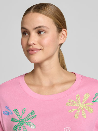 Frauenmodel trägt T-Shirt aus Baumwoll-Leinen-Mix mit Stitchings von Milano Italy in Rosa mit bunten Stickereien, Nahaufnahme Oberkörper.