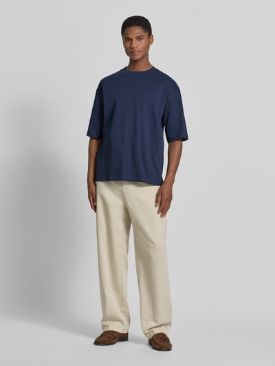 Männermodel trägt Relaxed Fit T-Shirt mit Rundhalsausschnitt von JAKE*S STUDIO MEN, Reine Baumwolle, Kurzärmelig, Rückenlänge 67 cm, Ganzkörperansicht von vorne