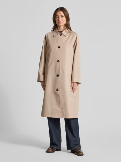 Frauenmodel trägt Taillierter Trenchcoat mit Innenmuster von Jake*s Collection in Beige, Material-Mix mit Woll-Anteil, Ganzkörperansicht von vorne.