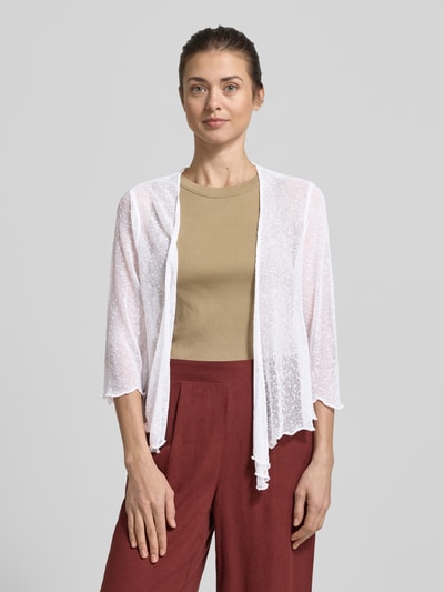 Frauenmodel trägt Strickjacke mit 3/4-Arm von Apricot, weiß, Material-Mix, Körpernahe Passform, offenes Design, Nahaufnahme Oberkörper.