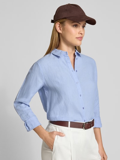 Modelka nosi bluzka lniana 'Leinenbluse mit Label-Detail und Hemdblusenkragen' od Fynch-Hatton, len, krój regular fit, kołnierzyk koszulowy, listwa guzikowa, detal z logo, zaokrąglony dół, długość tyłu w rozmiarze 36: 63 cm, długość rękawów w rozmiarze 36: 62 cm, jasnoniebieska, prosty splot, widok całej sylwetki z przodu