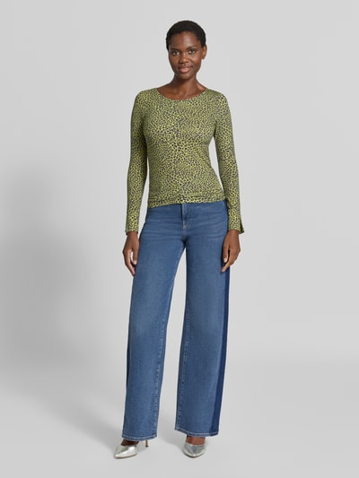 Vrouwenmodel draagt Wide Leg Jeans met steekzakken van Marc Cain in katoenmix met lyocell, blauwe kleur, volledig lichaamsaanzicht van voren.