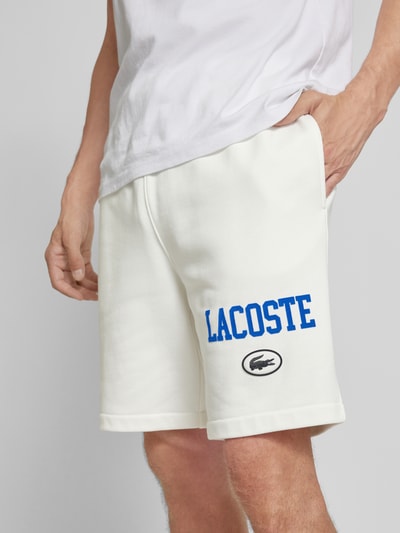 Lacoste Szorty z dzianiny dresowej z nadrukiem z logo Złamany biały 3