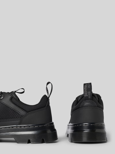 Produktfoto, sneakersy z mieszanki skóry model 'Reeder' od Dr. Martens, wyprofilowana podeszwa, detal z logo, czarny kolor, wysokość obcasa 4 cm, wysokość cholewki 7 cm, szerokość w rozmiarze 44: 8 cm, widoczne faktury skóry